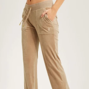 Juicy byxor - Säljer dessa juicy byxor då dem är lite för stora för mig som är 161 cm lång. Hör av er privat för fler bilder💕 Färg: Beige  Storlek: XS Nypris:1200 Mitt pris: 600kr