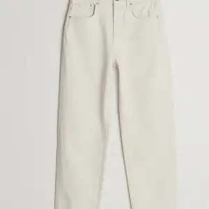 Söker dessa jeans från Gina. De är i färgen offwhite. Söker gärna i storlek 32 eller 34☺️