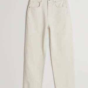 SÖKER  - Söker dessa jeans från Gina. De är i färgen offwhite. Söker gärna i storlek 32 eller 34☺️