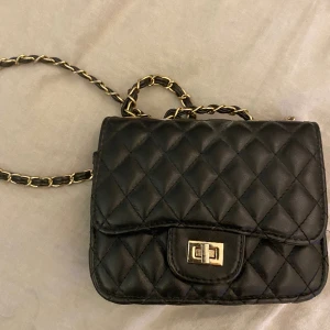 Svart handväska  - Svart handväska i jätte fint skick, säljer då jag har för många. 