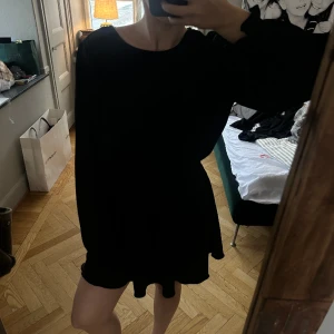 Svart klänning  - Klänning från bubbelroom, den är kantonen L men passar mig som är mellan S/m  Den sitter taigtare i midjan samt kortare i modellen 💓pris kan diskuteras:) 