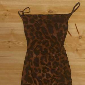 Kort leopard printad klänning 