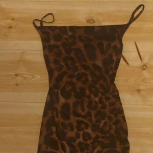 Dress - Kort leopard printad klänning 