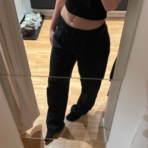 Linnebyxor - Säljer dessa lågmidjade linnebyxor från Bershka. Använd nån gång i somras men inte mer än så. De är inte strykta på bild. Storlek XS. Skicka för fler bilder💓