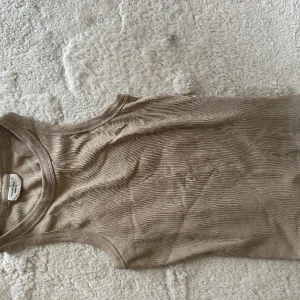 Linne - Beigt linne från Gina tricot i storlek M