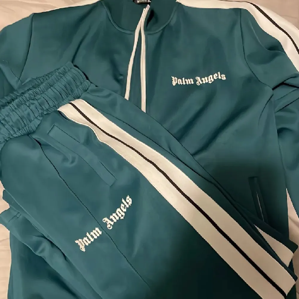 Helt ny tracksuit från Palm Angels. Storlek M på den och sitter riktigt bra. . Hoodies.