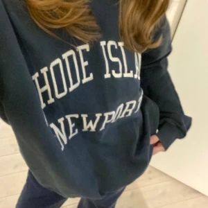 Blå sweatshirt med tryck - Så fin sweatshirt från Brandy Melville!💞😊Onesize men sitter oversize på mig som ofta bär strl s/m i sweatshirts. Inga defekter och lika fin som när jag köpte den. Köptes för runt 450 och säljer för 200kr. Hör av dig vid frågor!💞🪩😊