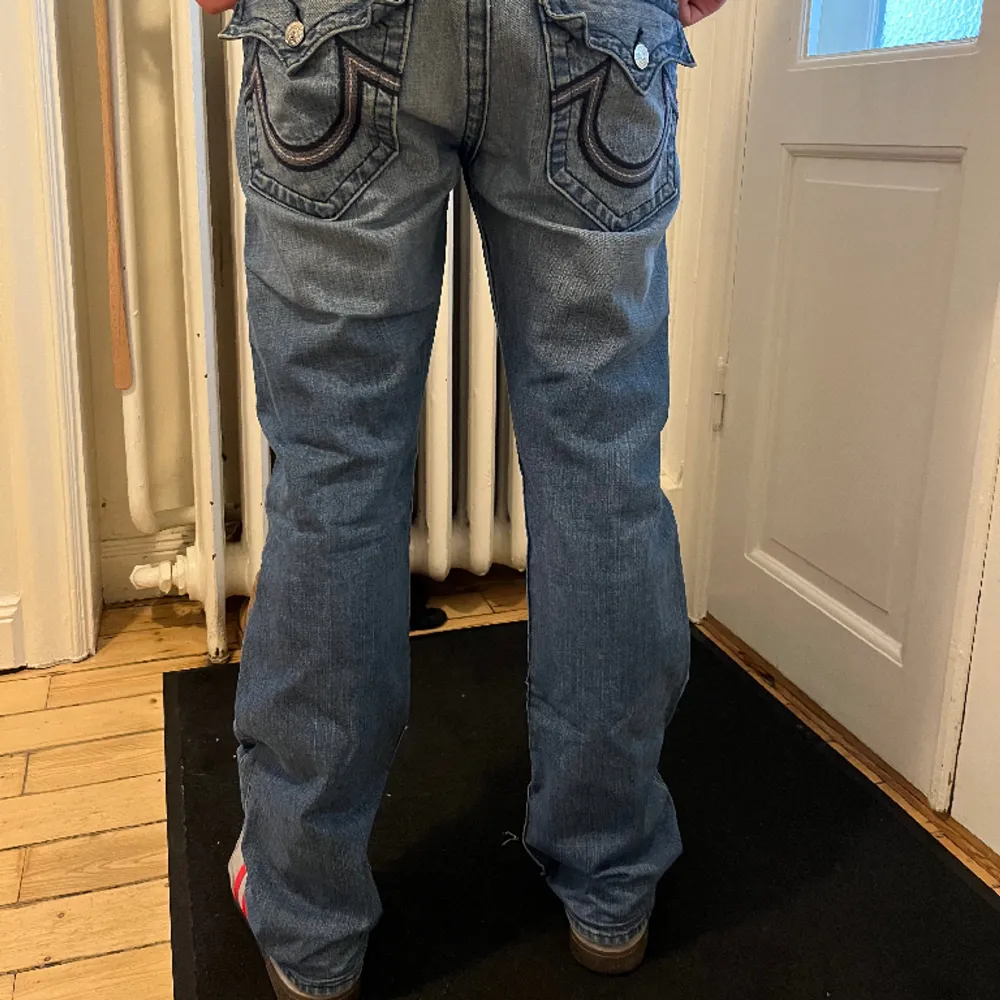 säljer nu mina trueys då det e för små, storlek 32 och modell straight, skriv om ni har frågor!!!! midja tvärs över 44 cm och innerbenet 85 cm. 10/10 skick. Jeans & Byxor.