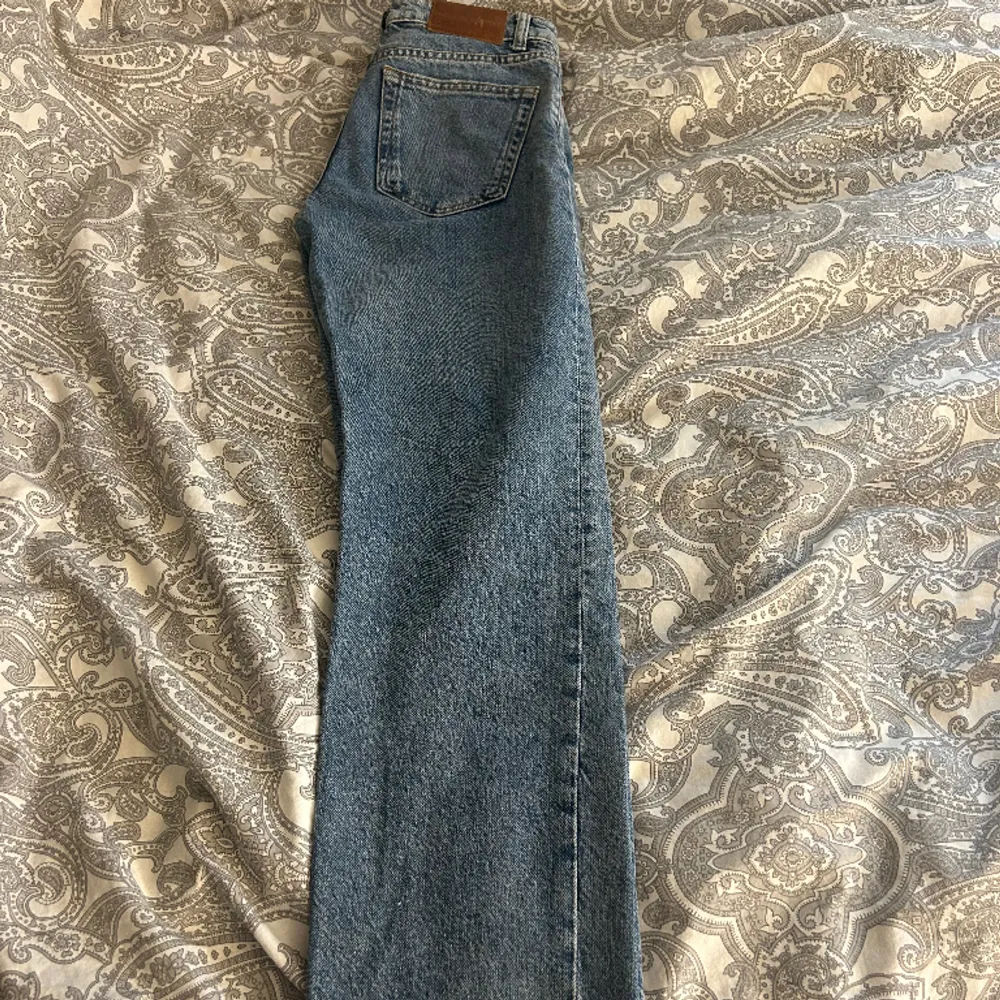 Jeans från Zara i modellen midwaist staright, storlek 34. Jeans & Byxor.