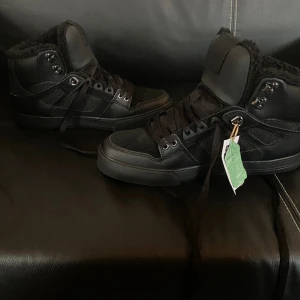 DC skor - CRISIS 2 HI WNT helt oanvända och sköna dc skor, säljer därför att de är för små originalpris 1100kr