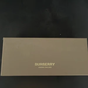 Burberry solglasögon  - Äkta burberry solglasögon nypris 4000kr
