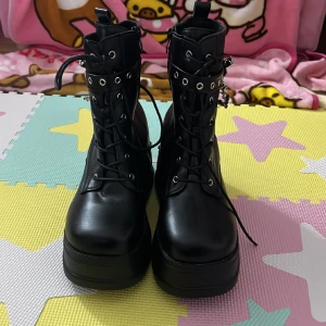 Svarta high plattform skor - Säljer eftersom de aldrig används, helt nytt skick. Storlek 41 men man kan ha en extra sula i så det passar en 39a. Kontakta om du har frågor, köp knappen är på!