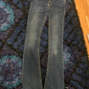 Hej jag säljer mörkblåa Botcut jeans från Gina. Dom har aldrig använts.🙌🏻💗