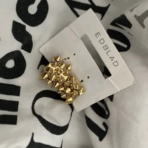 Edblad örhängen - Säljer dessa sjukt fina och populära örhängena för endast 225kr💛 tryck på köp nu!