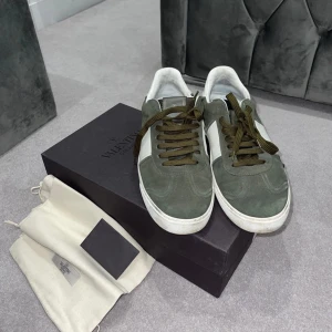 Flycrews  - Hej jag säljer mina super fräscha flycrews, de är använda fåtal gånger och är i suveränt skick. Box och allt og tillkommer vid köp. Hör av er vid frågor / funderingar 🙏