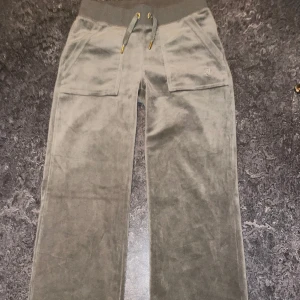 Juicy XXS - Säljer ett par juicy byxor i oliv grön . Dom är i storlek XXS och helt nya , säljes pågrund av köpte fel färg . Inga täcken på användning 