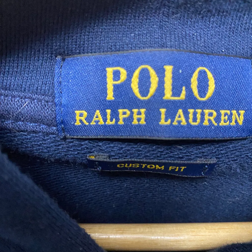 Nästan helt oanvänd Ralph lauren zip hoodie skick 9,5/10, vet ej om autentisk. Säljer pga för liten storlek. Hör av er vid frågor!. Hoodies.