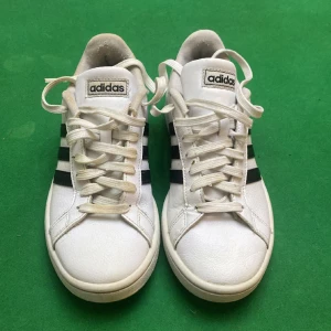 Adidas Skor - Vit Adidas skor med storlek 38. 