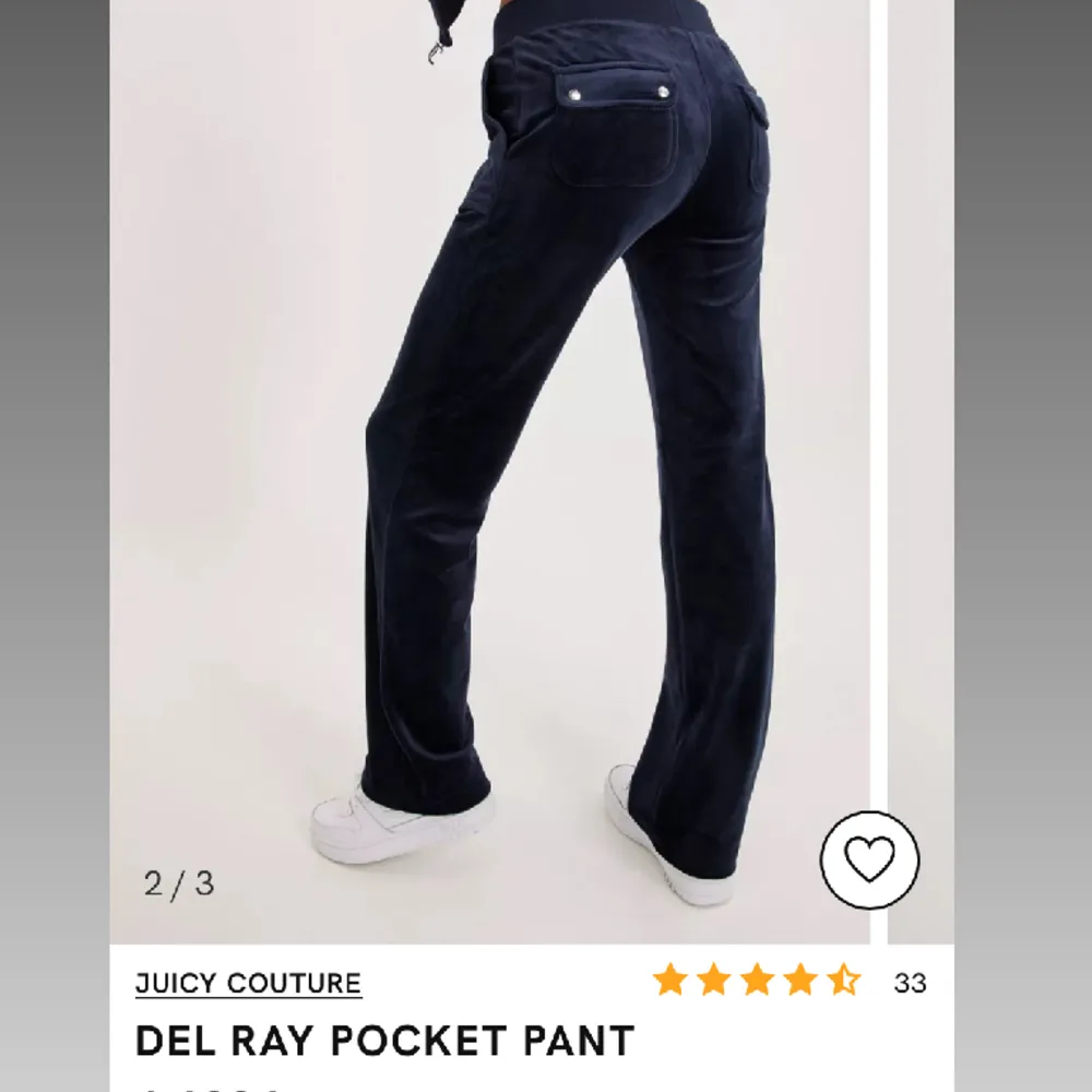 Säljer mina mörkblåa juicy byxor som aldrig kommer till användning nån mer!💓 Byxorna är fortfarande i bra skick, fortfarande mjuka.  Kom privat ifall du vill se hur de ser ut🫶🏼. Jeans & Byxor.