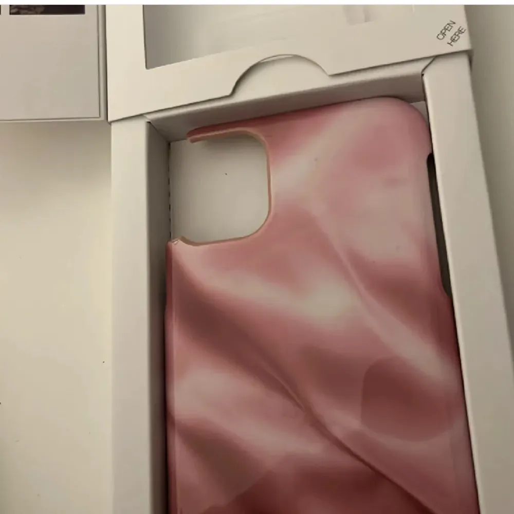 Skal till iPhone 11, sönder i kanten längst till vänster men funkar endå! Den gick sönder när jag öppnade paketet, har ej andvändt skalet!❤️. Asusteet.