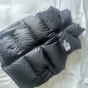 The north face nuptse vest - Väst i storlek S, fint skick.  Använd fåtal gånger, säljer vidare då den inte används.