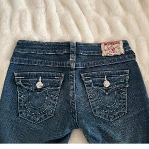 True religion jeans i storlek 25 med straight fit/bootcut