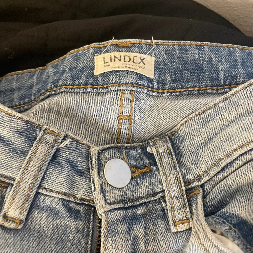 Säljer dessa superfina Lindex jeans i storlek 34/XS. De är midwaist och raka. Säljer för 20 kr. Jeans & Byxor.