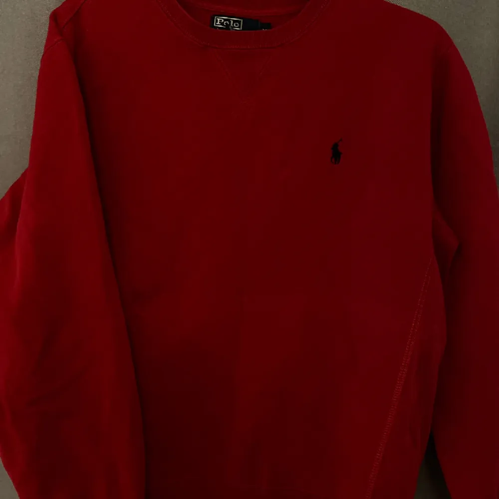 fin röd polo tröja, priset går att diskutera hör av er vid intresse!!. Tröjor & Koftor.