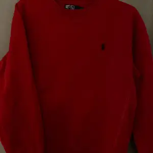 fin röd polo tröja, priset går att diskutera hör av er vid intresse!!