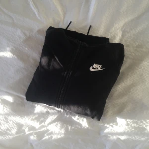 Nike hoodie  - Hoodie ifrån Nike, bra skick!💕