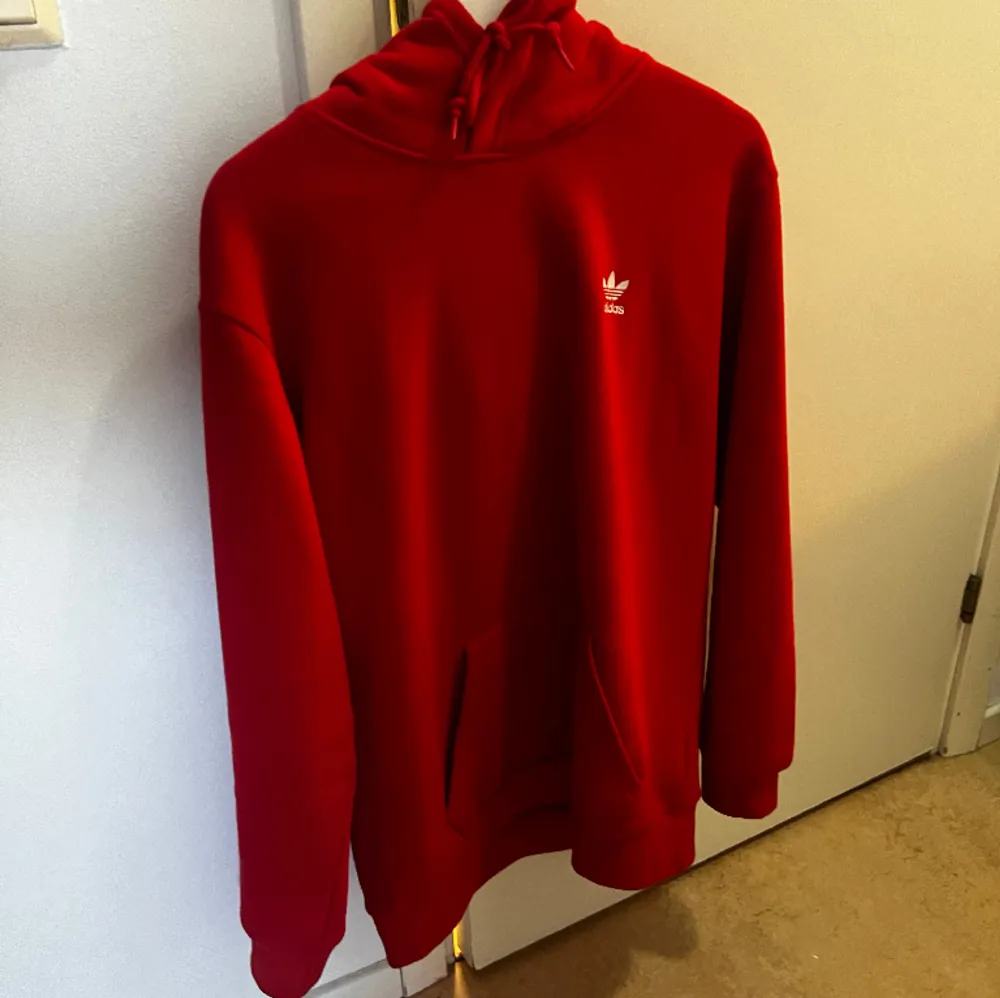 Röd hoodie från adidas, bra skick inga fläckar eller missfärgningar!💯. Hoodies.