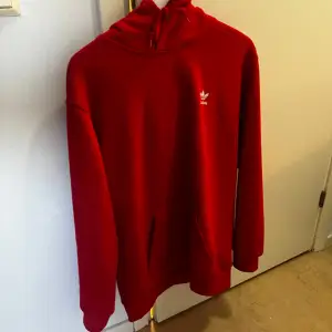 Röd hoodie från adidas, bra skick inga fläckar eller missfärgningar!💯