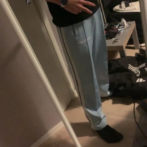 Palm angels byxor - Sparsamt använda Palm angels i färgen ljusblå. Hör av er vid frågor.