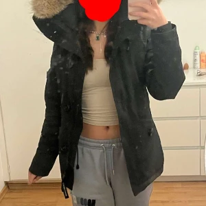 Canada goose jacka - Jackan är ganska ny inga skador i jackan. Jackan kostar egentligen 12000kr men den säljs för 4500 kr pris kan diskuteras 
