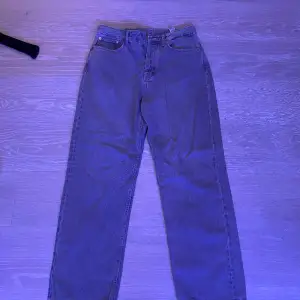 Säljer mina Zara jeans då dom inte passar min stil. Använda endast 2 gånger. Dom är storlek EU 40. Passar mig som är 179cm. Köpta i Spanien för ett år sedan för 500kr