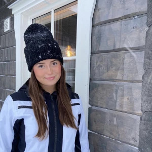 Mössa - Säljer denna svarta mössa med silkes tyg innuti för att behålla frisyren!  Använd ca 2 ggr, kände att jag inte riktigt passade i den. Väldigt fin samt inga defekter, hör av er vid frågor💓