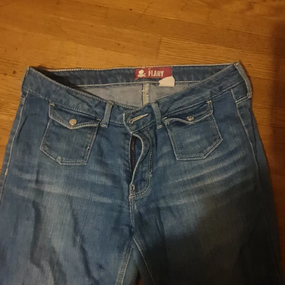 Jätte fina jeans men de är tyvärr för små för mig nu, skulle passa nån som har storlek xs. De är flared och lågmidjade. Det står storlek 164. Mått: Total längd: 86 cm, Innerbenslängd: 64 cm, midjemått: 36 cm. Jeans & Byxor.