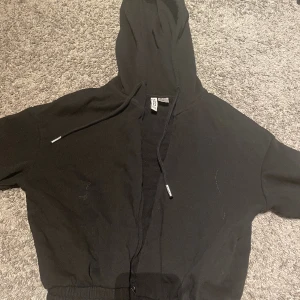 Kort huvtröja med dragkedja  - Bra skick, använd fåtal gånger. Pris går att diskutera. 