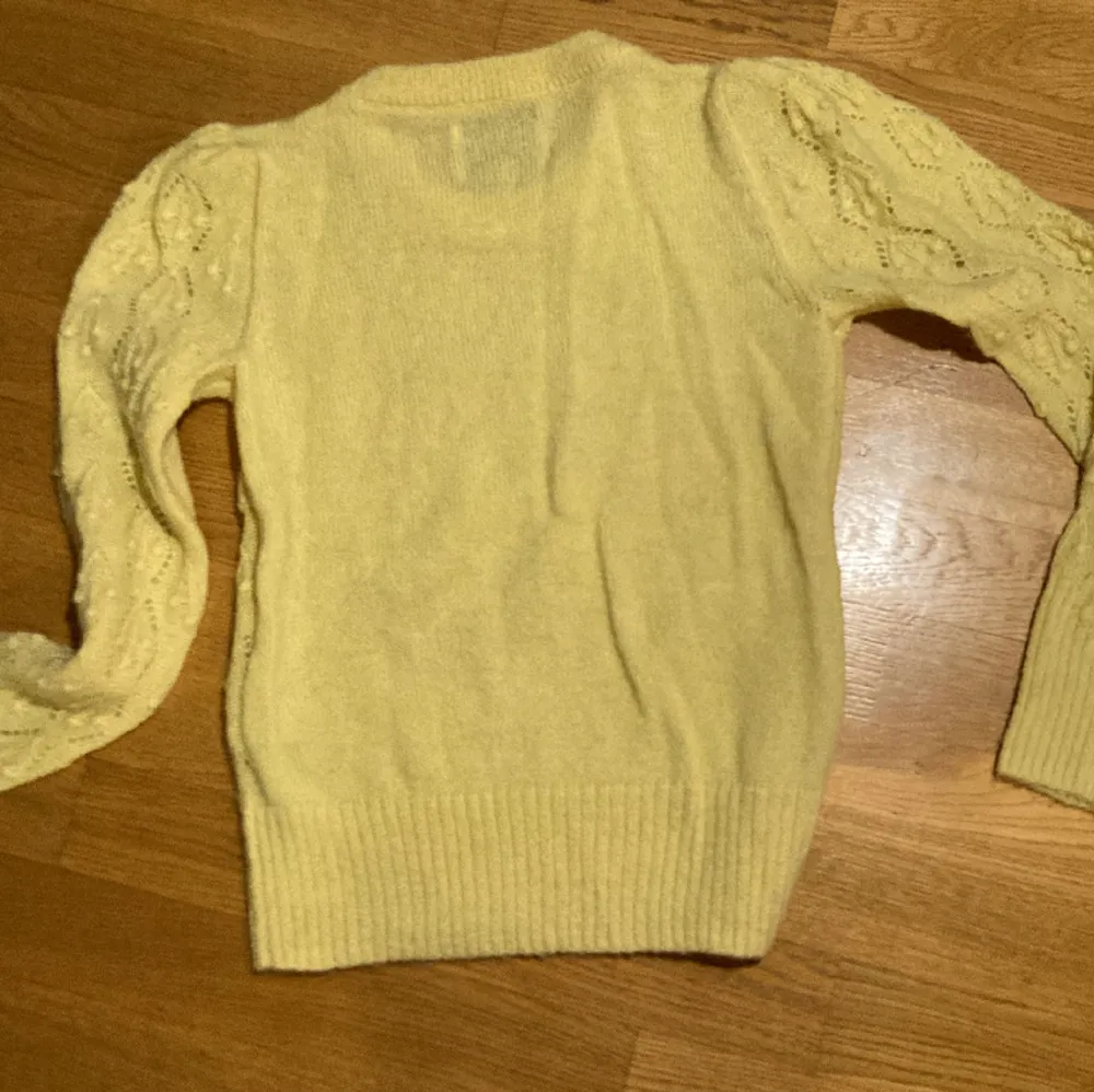 Fin stickad, gul tröja som jag hittat secondhand men säljer då den inte kommer till användning. Den har tvättats och är i fint skick. 46% ull. Pris kan diskuteras. Stickat.