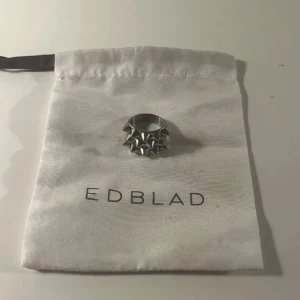 Edblad ring  - Säljer min Edblad ring då jag börjat använda guld, säljer eller byter mot en i samma storlek eller en mindre strl i guld  Skriv för fler bilder eller frågor Super bra skick 10/10  