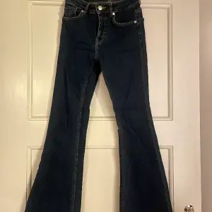 Superfina bootcut jeans som är medelhöga i midjan. 