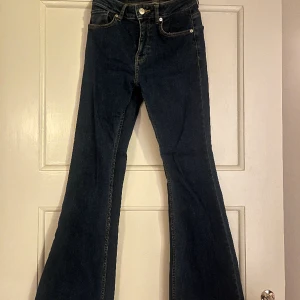Jeans  - Superfina bootcut jeans som är medelhöga i midjan. 