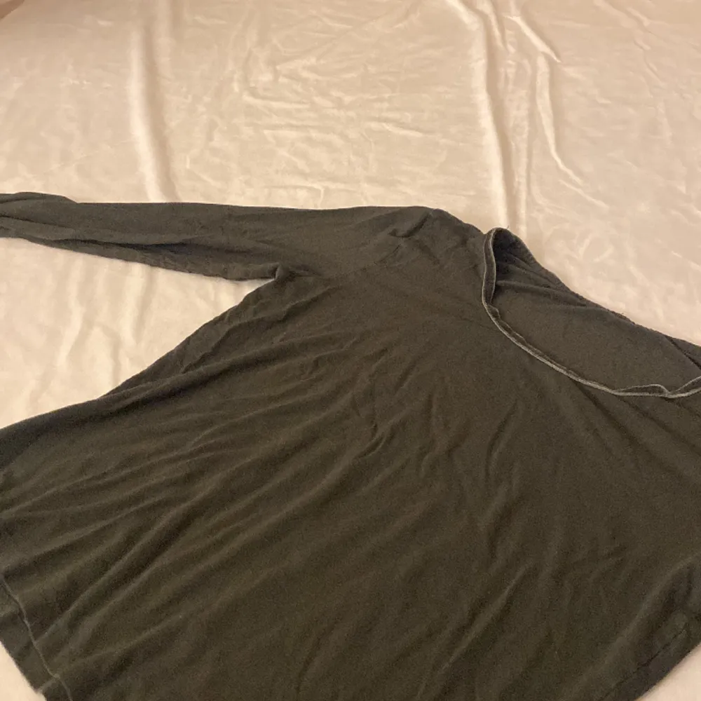 Säljer en mörkgrön tröja. Den saknar lapp så vet inte vilken storlek den är i eller var den är ifrån men skulle gissa att den är i typ S/M. Den är i bra skick men har tecken på användning❤️. Tröjor & Koftor.