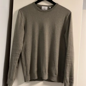 Bläck tröja - Säljer denna bläck tröja då den är för liten. Skicket är 7/10. Nypris 600 mitt pris 200. 