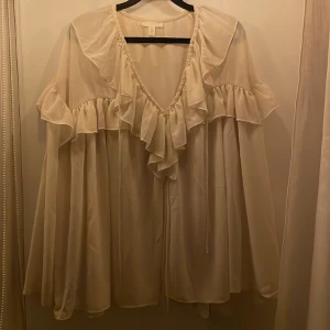 Volang blus  - Jätte fin vit blus från H&M. Använd 1-2 gånger så den är som ny men kommer inte till användning längre💞