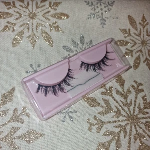 Lösögonfransar  - Helt nya och oanvända, lim medföljer. Har fler par, 20kr/st eller billigare vid köp av fler🫶🏼