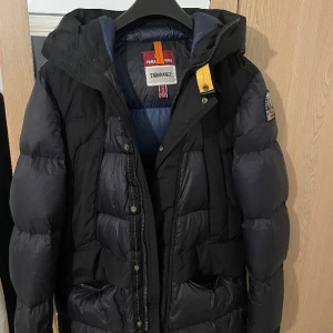 Parajumper Long Puffer ”Shedir” - Jätte fin Parajumper Jacka, köptes för ett år sedan. Säljs då den inte är vid användning längre. Priset kan diskuteras!  Orginalpris 10200kr Från Parajumper Hemsida! Först till kvarn!
