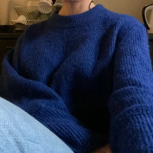 Stickad tröja  - Stickad marinblå tröja 