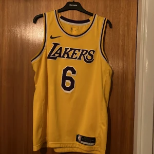 Nba linne (lebron James) - Säljer mitt nba linne med lenbron James på ryggen. Köpte den i usa. Använd bara 3 gånger så den är i nyskick 