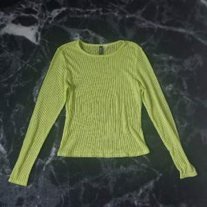 En neon gul/grön 💚 tröja som är lite genomskinlig, har knappt blivit använd och är i nyskick. Jag säljer den då jag inte använder den så mycket. ( jag postar inte utan vi får mötas upp!) 